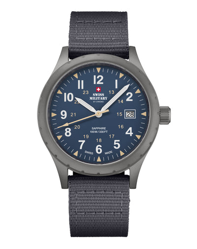 Swiss Military SM34108.05 Classic Army-Style Uhr mit blauem Zifferblatt, Edelstahlgehäuse mit grauem Sandstrahl-Finish, leuchtenden arabischen Ziffern, zusätzlichen Militärzeitstunden und grauem Canvas-Armband.