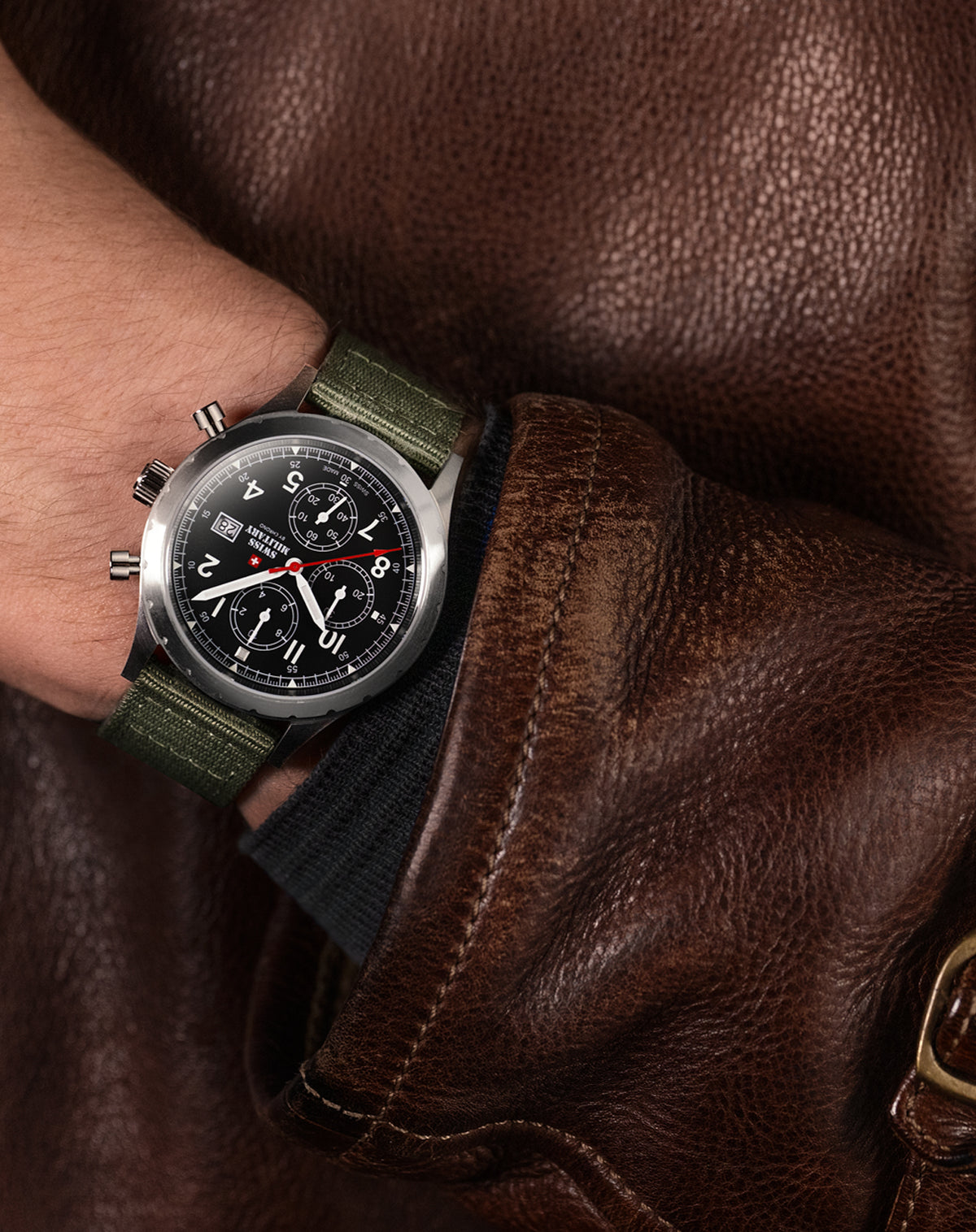 Reloj cronógrafo de campaña militar suizo SM34117.06 en la muñeca