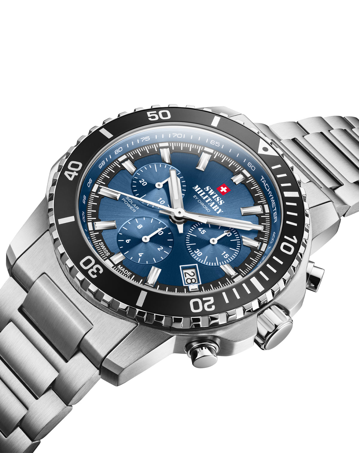 Schweizer Militär-Solaruhr SMS34113.02 Schrägansicht mit blauem Sonnenstrahl-Zifferblatt und Stahlarmband.