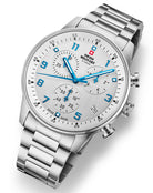 Schrägansicht der Swiss Military Minimalist Chronograph Watch - silbernes Stahlgehäuse mit weißem Zifferblatt und blauen Markierungen.