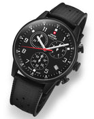 Seitenansicht Swiss Military Minimalist Chronograph Watch - schwarzes Stahlgehäuse mit FKM-Kautschukarmband und schwarzem Zifferblatt.