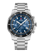 Vue de face du chronographe solaire militaire suisse SMS34113.02 avec cadran bleu et bracelet en acier inoxydable.