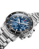Montre solaire militaire suisse SMS34113.02 vue en angle avec cadran bleu soleillé et bracelet en acier.