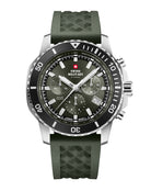 Vue de face du chronographe solaire militaire suisse SMS34113.04 avec cadran vert et bracelet en caoutchouc.