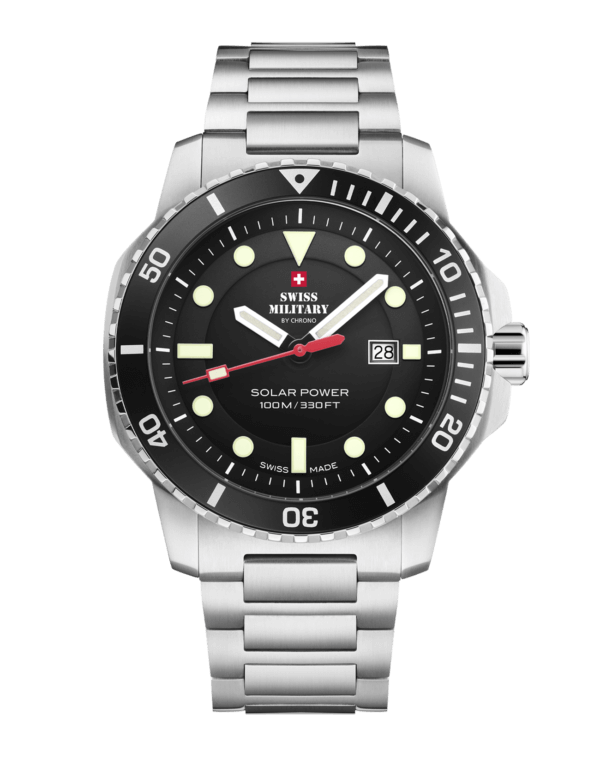 Swiss Military SMS34102.01 – Vista frontal del reloj solar deportivo, con esfera negra, brazalete de acero inoxidable y marcadores y manecillas luminosos destacados.