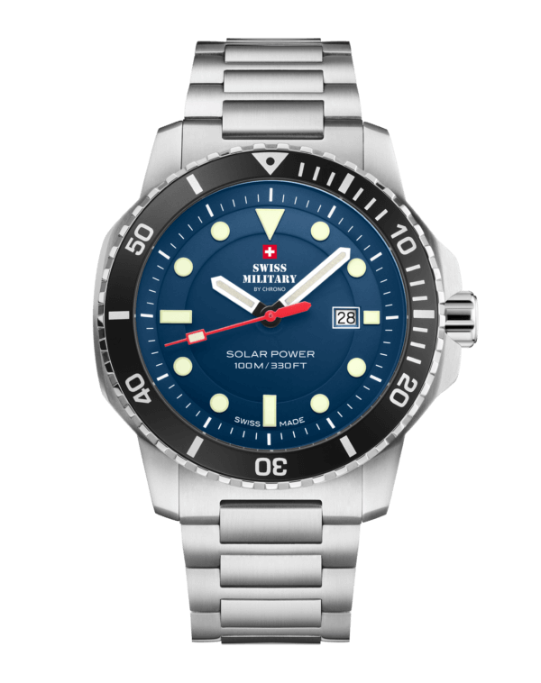 Vista frontal del Swiss Military SMS34102.02, reloj deportivo solar suizo: dial azul con pulsera de acero inoxidable y marcadores y manecillas luminosos en negrita.