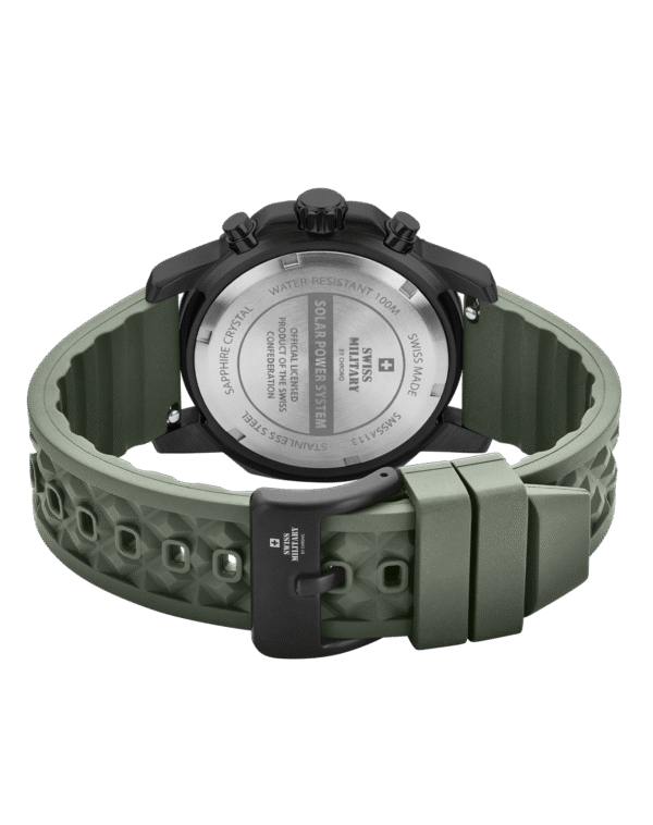 Gehäuseboden der Swiss Military Solar Watch SMS34113.06 mit Gravuren und grünem Kautschukband.