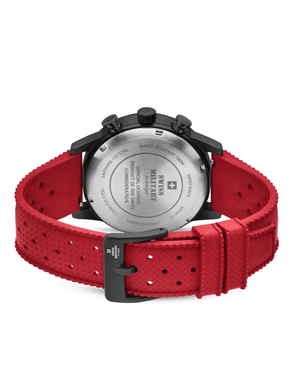 Вид сзади Швейцарские военные часы с хронографом в минималистском стиле - выгравированный логотип швейцарских военных и лицензия Швейцарской Конфедерации на черном корпусе.