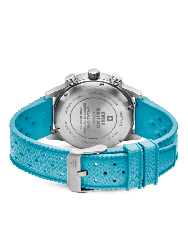 Вид сзади на часы Swiss Military Minimalist Chronograph Watch - выгравированный логотип Swiss Military и лицензия Швейцарской Конфедерации.