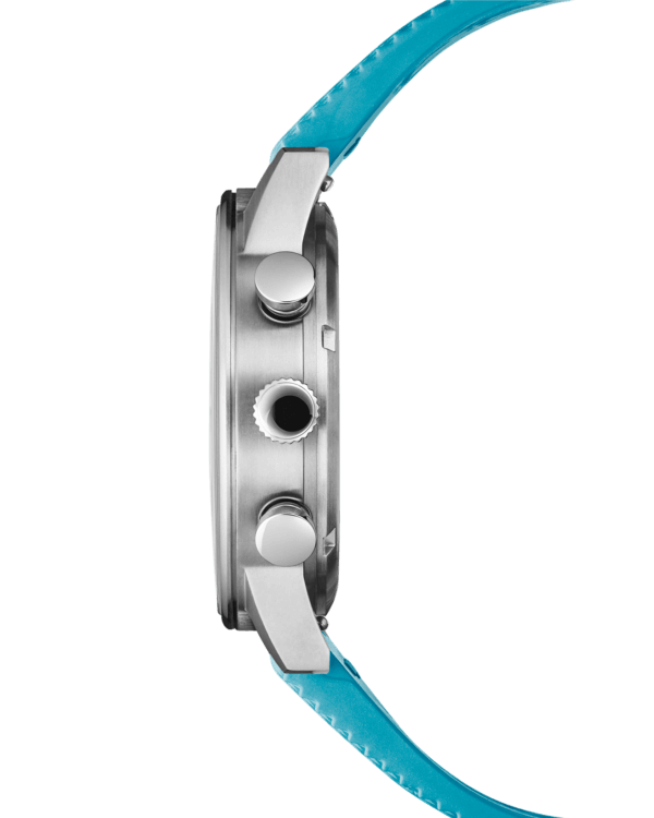 Вид сбоку Швейцарские военные часы-хронограф в минималистском стиле - серебристый корпус, синий циферблат и синий каучуковый ремешок FKM.