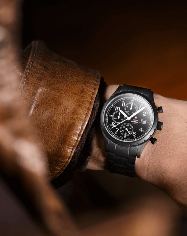 Швейцарские военные часы с полевым хронографом SM34117.05 на запястье